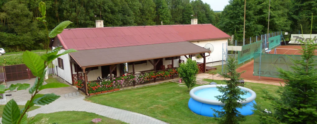 Pohled na kurty a provozní budovu